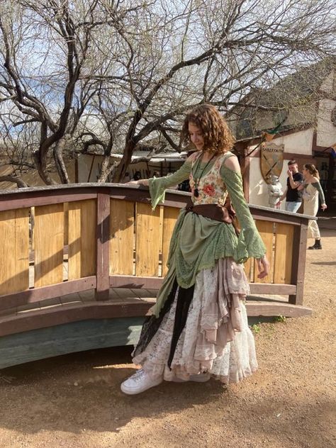 Ren Fair Peasant, Ren Faire Costume Cold Weather, Fantasy Layered Clothing, Medieval Faire Costume, Green Renfair Outfit, Diy Ren Faire Outfit, Easy Renfaire Costume, Rennaisance Festival Outfits, Garden Fairy Ren Faire