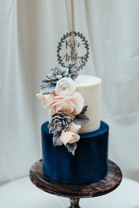 Wedding Cake Color-Blocking - ELLEDecor.com Wedding Cake Color, Navy Blue Wedding Cakes, Wedding Cake Navy, Dark Blue Wedding, Blue Wedding Decorations, Blue And White Wedding, Winter Wedding Cake, Wedding Cakes Blue, Blue Cakes