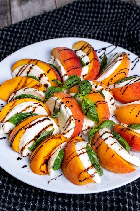 Peach Caprese Salad - The Night Owl Chef Caprese Melon Salad, Fresh Appetizer Recipes, Caprese Salad Ideas, Light Healthy Appetizers, Fresh Dinner Ideas Summer, Light Recipes For Summer, Italian Summer Salad Recipes, Italian Summer Party Food, Italian Summer Appetizers