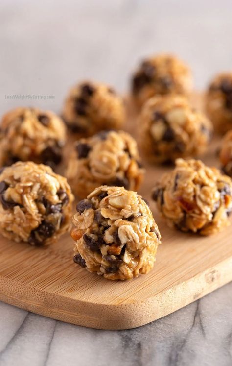 10 Healthy Power Balls Recipes (Just 54 Calories) - Lose Weight By Eating Healthy Power Balls, Cholate Chip Cookies, Peanut Butter Power Balls, Vanilla Protein Shake, High Protein Peanut Butter, Eating Protein, Protein Balls Healthy, Healthy Late Night Snacks, Peanut Butter Energy Balls