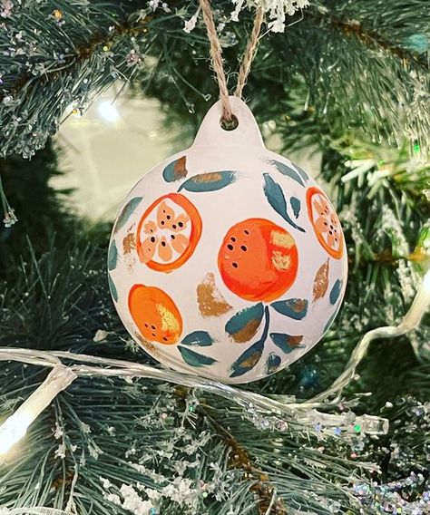 Handpainted Christmas Bauble, Simple Hand Painted Ornaments, Ceramic Bauble Painting Ideas, Ball Balls Decoration Christmas, Painting Baubles Christmas, Ceramic Painted Ornaments, Hand Painted Ceramic Baubles, Christmas Bauble Painting, Hand Painted Baubles Christmas