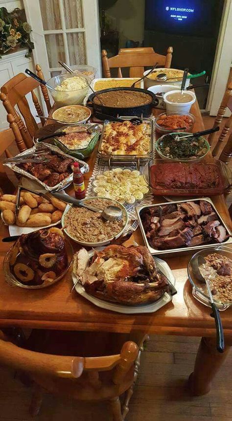 Thanksgiving Dinner Menu Ideas, Big Family Meals, Dinner Menu Ideas, Lots Of Food, Thanksgiving Dinner Menu, Catering Ideas Food, Party Food Buffet, Thanksgiving Menu Ideas, Food Displays