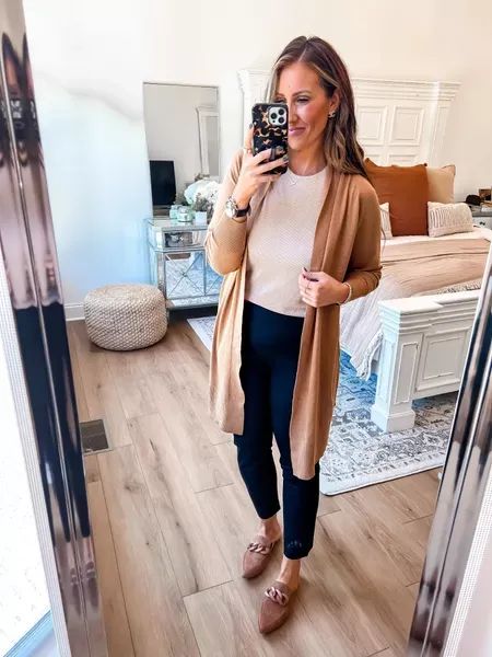 Business Casual Mules Outfit, Brown Mules Outfit Work, Black Cardigan Outfit Work, Brown Mules Outfit, Outfits With Mules Flats, Black Jeans Outfit Casual, Cardigan Work Outfit, Work Casual Outfit, Cardigan Outfit Work