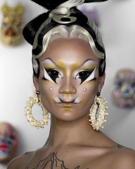 Gremlin Makeup, Surreal Makeup, Instagram Identity, Clown Face Paint, Alien Makeup, Daphne Guinness, Drag Make-up, Brow Liner, Identity Crisis