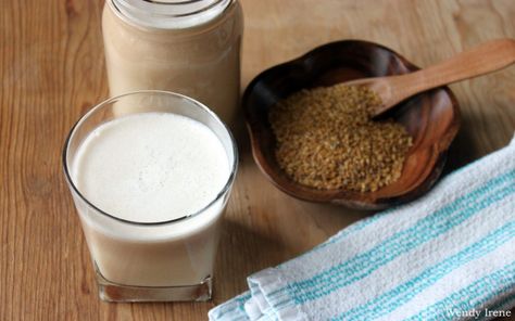 Homemade Golden Flax Seed Milk. Ingredients: water, flax seed, dates, vanilla, cinnamon Flax Milk Recipe, Flaxseed Oil Benefits, Flax Seed Muffins, Flax Seed Benefits, Flax Milk, Flaxseed Gel, Health Drinks, Vegan Style, Flax Seed Recipes