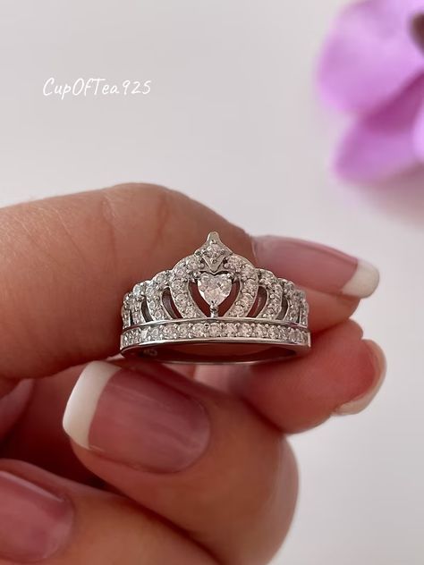 Queen Ring Design, Crown Diamond Ring, Crown Ring Queen, Xv Rings, Quinceañera Rings, Quince Rings, Princess Rings, Crown Wedding Ring, Crown Rings