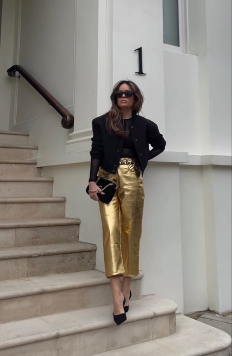 Gold Pants Outfit Parties, Gold Trousers Outfit, Gold Jeans Outfit, Gold And Black Outfit, Gold Pants Outfit, Gold Metallic Skirt, Pants Outfit Work, H M Outfits, Gold Jeans