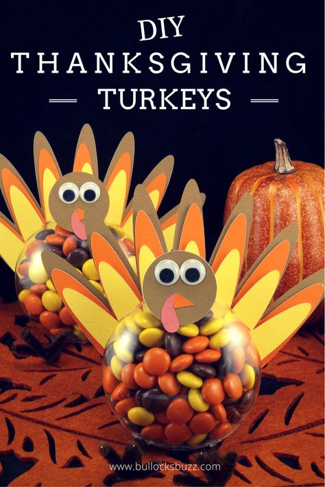 20 Turkey Crafts for Fall and Thanksgiving - The Crafty Blog Stalker Party Favor Ideas For Kids, Thanksgiving Turkey Treats, Fall Party Favors, Easy Diy Thanksgiving, Thanksgiving Candy, Thanksgiving Party Favors, Fun Thanksgiving Crafts, Turkey Treats, Thanksgiving Snacks