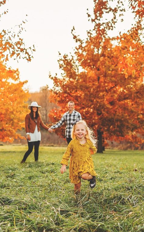 Fall Photoshoot Family, Family Outfit Ideas, Family Photo Poses, Fall Family Outfits, Family Photo Outfit Ideas, Photography Natural Light, Family Photo Outfit, Autumn Family Photography, Cute Family Photos