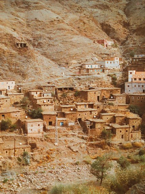 Bereber village mountains Morocco Fantasy Village In The Mountains, Middle Eastern Village, Desert Village Aesthetic, North African Architecture, Desert Town Aesthetic, Sahara Desert Aesthetic, Africa Village, Desert Africa, Savannah Desert