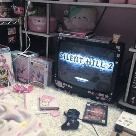 Chicas Punk Rock, Deco Tv, Creepy Cute Aesthetic, Silent Hill 2, Otaku Room, Dreamcore Weirdcore, Cute Room Ideas, Kawaii Room, Silent Hill