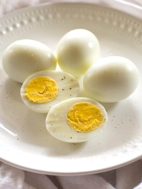 How To Hard Boil Eggs - I will tell you all the tips and tricks to do it! When learning how to make hard boiled eggs, there are a few simple guidelines to follow so that you get perfectly cooked eggs every time. #howto #hardboil #eggs #tutorial #easter Boiled Recipes, Egg Recipes For Dinner, Boiled Egg Recipes, Boil Eggs, Making Hard Boiled Eggs, Crockpot Breakfast Casserole, Perfect Hard Boiled Eggs, Kitchen Tricks, Egg Ideas