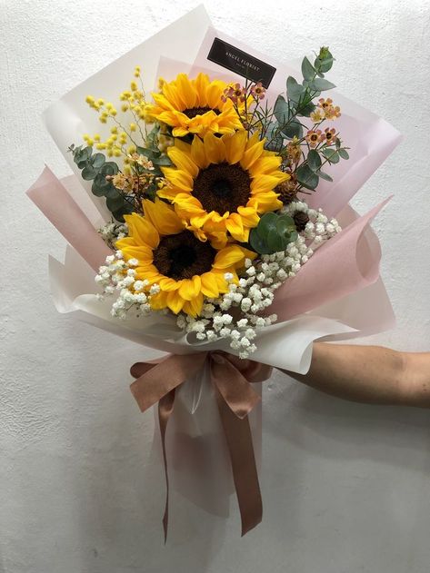 Graduation Flowers Bouquet, Graduation Flower Bouquet, Graduation Flowers, Sunflowers And Roses, Flower Bouquet Diy, Boquette Flowers, Sunflower Bouquets, Hand Bouquet, Bouquet Wrap