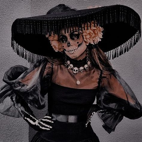 Day Of The Dead Halloween Costume, Catrina Headpiece, Makijaż Sugar Skull, Mexican Halloween Costume, Catrina Costume, Retro Filter, Halloween Makeup Sugar Skull, Mexican Halloween, Sugar Skull Costume