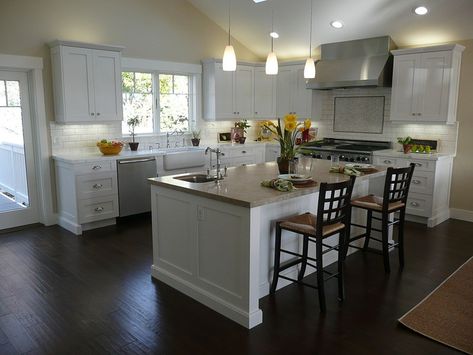 great kitchen in white with dark brown floor and plenty of light Kitchen Cabinets Dark Wood, Interior Dapur, Kitchen With Island, Wood Floor Kitchen, Kabinet Dapur, White Kitchen Island, Dark Floors, Kitchen Redesign, L Shaped Kitchen