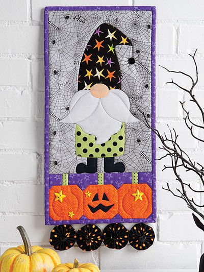 Welcome Halloween Visitors with This Fun Quilt - Quilting Digest Creepy Patterns, Gnome Quilt, Quilt Patterns Easy, Autumn Projects, Halloween Quilt, Paper Crafts Magazine, Needlework Shops, Fat Quarter Quilt, Beginner Knitting Patterns