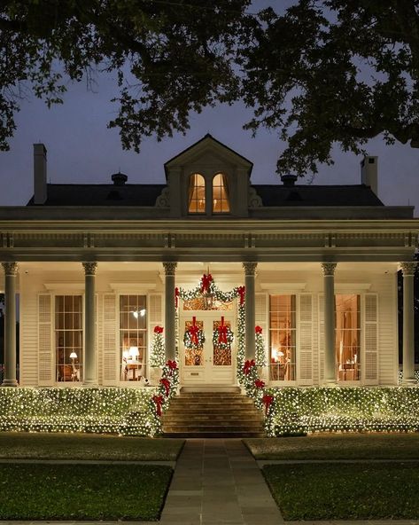 21 Simple Holiday Traditions to Start this Year — Square Magazine Christmas Lights On House, Christmas Decorating Ideas, Outdoor Christmas Lights, Diy Holiday Decor, Simple Holidays, Christmas House, Pretty House, Southern Living, Outdoor Christmas Decorations