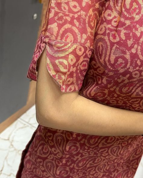 ❌SOLDOUT❌ E-1116 Tissue silk kalamkari print Kurti in elbow sleeves (with lining (cotton)) Sizes:XS to XL Mild soap handwash and steam ironing is recommended Dm for orders and price Colour may slightly vary due to lighting Model Size -Xs [kurti, festive, maxi, co ord, kurta sets, regular wear, casual wear, office wear, style, marriage] #kurti#casulakurti#dailywearkurti#smallbusiness#officewearkurti#officewearstyle#kurtisofeyal#festivekurtis#kurtidesign#kurtis #kurticollection#kurtifa... Casual Kurtis For Office, Kurti Elbow Sleeves Design, Elbow Sleeves Design For Kurtis, Kalamkari Print Kurti, Kurta Sleeves Design, Mangalagiri Cotton Dress Designs, Kalamkari Kurta Designs, Kalamkari Kurti, Kurti Back Neck Designs