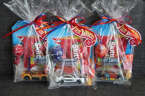 Compleanno A Tema Hot Wheels, Hot Wheels Themed Birthday Party, Race Car Party Favors, Monster Truck Birthday Party, Cars Party Favors, Hotwheels Birthday Party, Festa Hot Wheels, Car Birthday Party, Truck Birthday Party