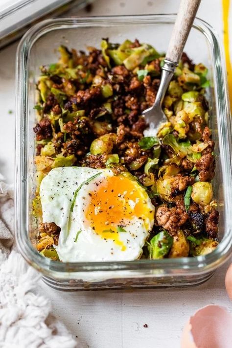 Spicy Pork Brussels Bowls are a delicious low-carb meal, made with shredded brussels sprouts as the base, smoky ground pork, and an egg on top! #brussels #bowls Shredded Brussels Sprouts, Breakfast Low Carb, Boiled Egg Diet Plan, Skinnytaste Recipes, Spicy Pork, Low Carb Diet Recipes, Healthy Low Carb Recipes, Low Carb Dinner, Ground Pork