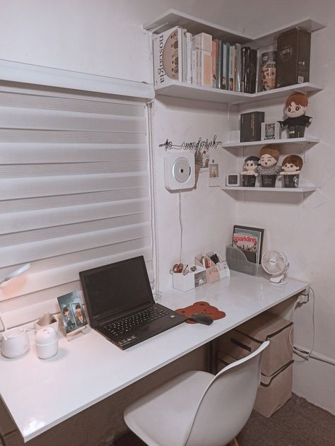 Modern and Stylish study table design ideas Low Budget Aesthetic Room, Low Budget Bedroom Ideas Minimalist, Low Budget Desk Setup, Home Decor Ideas Low Budget, Minimalist Kpop Bedroom, Aesthetic Set Up, Room Ideas For Small Rooms Minimalist, Small Desk Ideas Aesthetic, Study Set Up Aesthetic