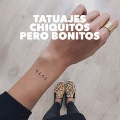 20 Tatuajes pequeñitos pero bonitos para chicas vanidosas Tattoo Word Fonts, Mini Tats, Piercings Ear, Piercing Conch, Small Quote Tattoos, Inspiration Tattoos, Red Ink Tattoos, Cute Small Tattoos, Tattoo Font