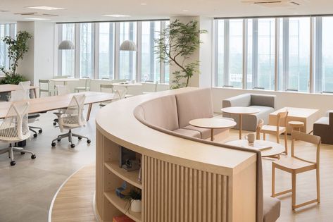 Inside Japan Association of Athletics Federations’ Minimalist Tokyo Office - Officelovin' Office Inspiration Workspaces, Open Office Design, Interior Kantor, مركز ثقافي, Office Design Inspiration, Cool Office Space, H Design, Banquette Seating, Ideas Hogar