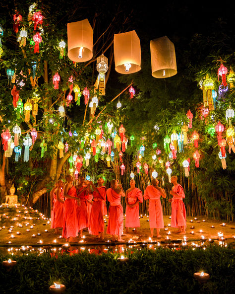 Monks releasing lanterns during the Yi Peng Lantern Festival in Chiang Mai, Thailand. Yi Peng Festival Thailand, Yipeng Festival, Thailand Lantern Festival, Yi Peng Lantern Festival, Lantern Photography, Lunar Festival, National Festival, Traditional Festival, Travel Project