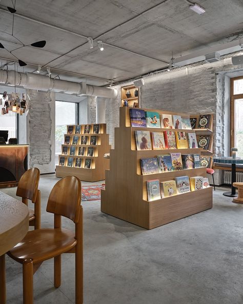 Public Library Design, Tourism Design, Vinyl Store, Retail Inspiration, Space Projects, Container Design, Space Place, Cafe Interior Design, Library Design