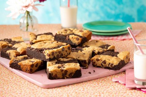 Brookie Bars Are the Best of Both Worldsthepioneerwoman Brownie Cookies Pioneer Woman, Ree Drummond Cookie Dough Bars, Reeses Brookie, Brownies Pioneer Woman, Pioneer Woman Brookies, Brookies Recipe, Superbowl Desserts, Chocolate Sheet Cake, Chewy Chocolate Chip