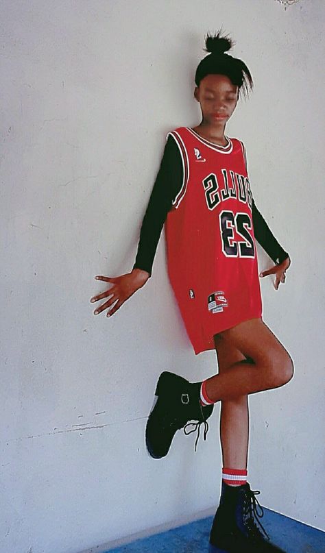 Jersey bulls shirt outfit Basketball Inspired Outfits, Basketball Jersey Over Hoodie Outfit, Nba Jersey Outfit Woman, Jersey Over Hoodie Outfit, Basketball Jersey Outfit Women, Bulls 23 Jersey, Nba Jersey Outfit, 23 Michael Jordan, Basketball Jersey Outfit