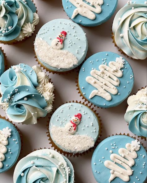 Holiday Cupcake Decorating Ideas, Blue Christmas Cupcakes, Unique Christmas Cupcakes, Winter Wonderland Cupcake Ideas, Decorated Christmas Cupcakes, Winter Cupcake Decorating Ideas, Christmas Decorated Cupcakes, Winter Cupcake Ideas, Winter Baking Aesthetic