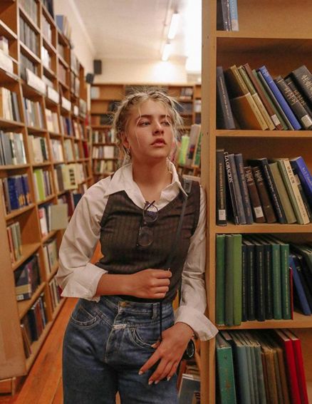 cute librarian aesthetic Library Aesthetic Outfit, Library Outfits, Librarian Clothes, Librarian Chic Outfits, Librarian Costume, Librarian Aesthetic, Cherry Vibes, Marla Catherine, Library Photo Shoot