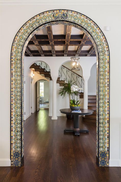 Style Hacienda, Spanish Style Bathrooms, Arched Doorway, Spanish Style Decor, Hacienda Homes, Hacienda Style Homes, Mexico House, Decor Western, Mediterranean Style Homes