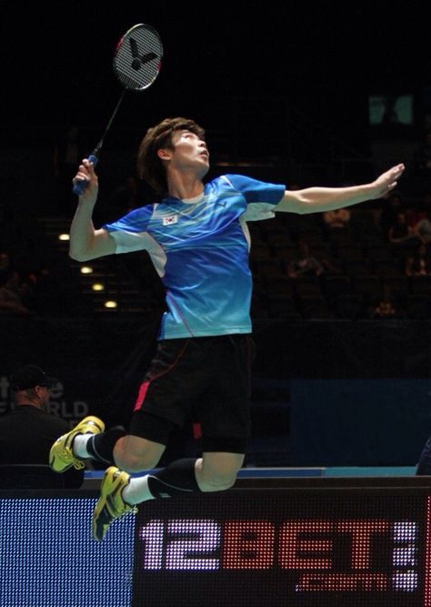 Badminton Jump Smash - Son Wan Ho (KOR) Badminton Anime Wallpaper, Badminton Pose, Badminton Wallpaper, Badminton Poster, Badminton Smash, Badminton Aesthetic, Badminton Pictures, Badminton Photos, Sports Badminton