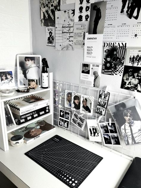 Desk Inspo Black And White, Skz Room Ideas, Black Desk Aesthetic, Desk Set Up Aesthetic, Bedroom University, Kpop Desk Setup, Kpop Room Ideas, Kpop Room Aesthetic, Kpop Room Decor