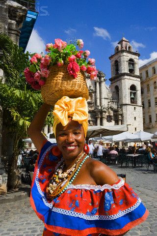 A radiantly lovely smile - and outfit - from Havana, Cuba. Cuba Clothes, Cuba Interior, Havana Travel, Cuban Culture, Havana Nights, Folk Dress, Vinales, America Latina, Lovely Smile