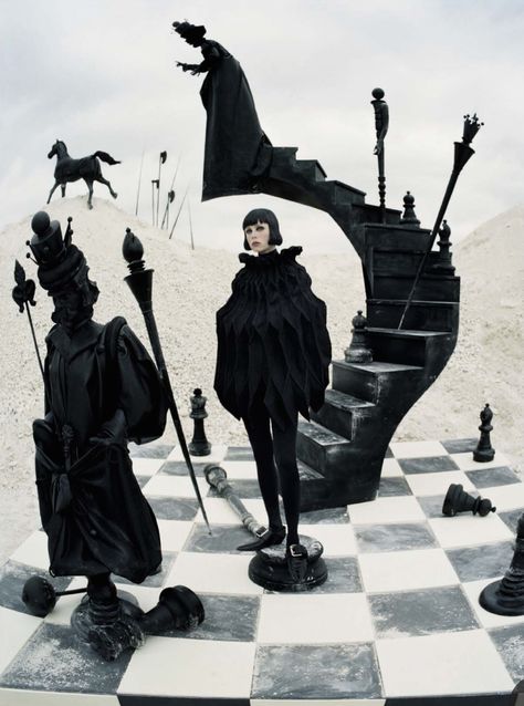 Ahh the fantasy and wonder in this Tim Walker for Vogue Italia December 2015 shoot - alice in wonderland comes to life as a chess piece #fashion by Junya Watanabe #style Tim Walker Photography, Tableaux Vivants, Edie Campbell, Es Der Clown, Mode Editorials, Magazine Vogue, German Expressionism, Robert Mapplethorpe, Cecil Beaton