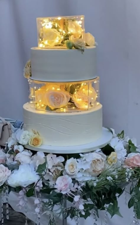 Cake With Fairy Lights, Wedding Cake With Lights, Fairy Themed Wedding, Fairy Lights Wedding Reception, Cake With Lights, Sparkly Wedding Cakes, Rose Cake Design, Wedding Reception Cake, 3 Tier Wedding Cake