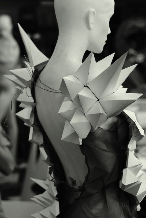 Bang Bang Mode Origami, Structured Fashion, Architectural Fashion, Fashion Design Inspiration, Paper Clothes, Origami Fashion, Sculptural Fashion, Folding Origami, Geometric Fashion