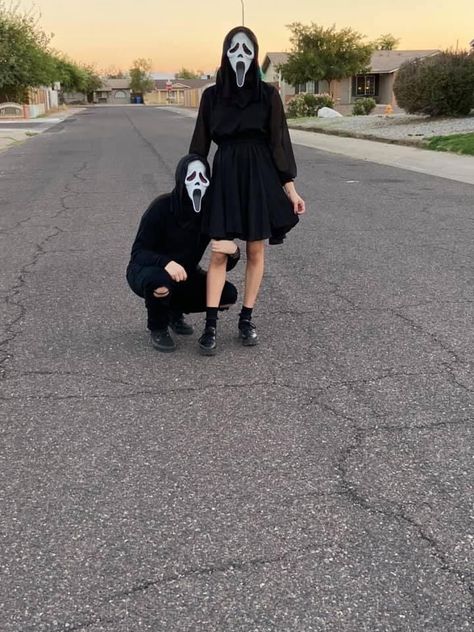 Matching Ghost Face Costumes, Scream Cosplay Couple, Diy Ghostface Costume, Girl Ghost Face Costume Ideas, Screem Girl Halloween, Ghost Face Couples Costume, Couples Ghostface Costume, Ghost Face Costume Ideas, Ghost Face Girl Costume