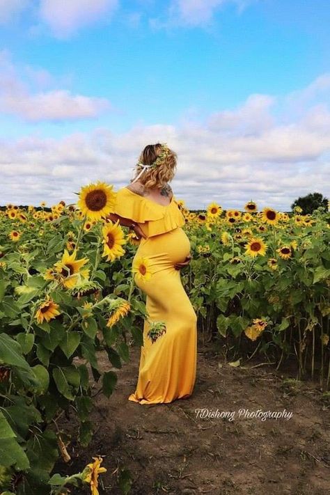 Maternity Photography Black Couples, Sunflower Photoshoot, Maternity Photography Family, Fall Maternity Photos, Maternity Dresses Photography, Maternity Photography Poses Outdoors, Outdoor Maternity Photos, Cute Pregnancy Pictures, Maternity Photography Poses Couple