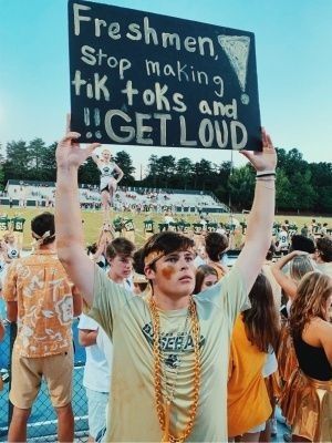 Football Game Signs, Football Game Outfit Highschool, School Spirit Posters, Leadership Games, Rally Idea, School Spirit Week, School Spirit Days, Fb Games, High School Football Games