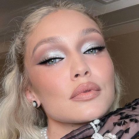 Gigi Hadid Makeup, Silvester Make Up, Maquillage On Fleek, Silver Makeup, New Year's Makeup, New Years Eve Makeup, Prom Eye Makeup, Formal Makeup, Makijaż Smokey Eye