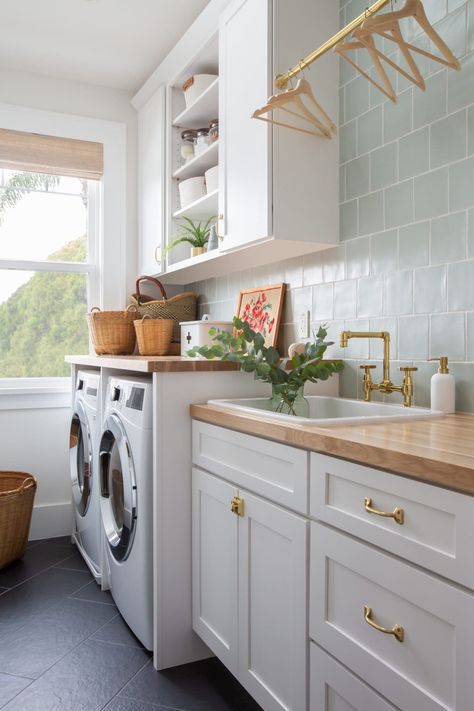 44 Super Chic Laundry Room Ideas 6 44 Super Chic Laundry Room Ideas White Laundry Room Cabinets, Coastal Laundry Room, White Laundry Room, Laundry Room Tile, White Laundry Rooms, White Laundry, Laundry Room Renovation, Modern Laundry Rooms, Laundry Design