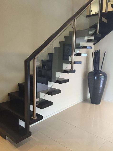 #stairs #staircase #interiordesign #stairdesign Staircase Design Black, Steel Railing Design, Railing Designs, Rustic Stairs, Iron Door Design, Iron Stair Railing, Stair Railing Design, Duplex Design, Staircase Decor