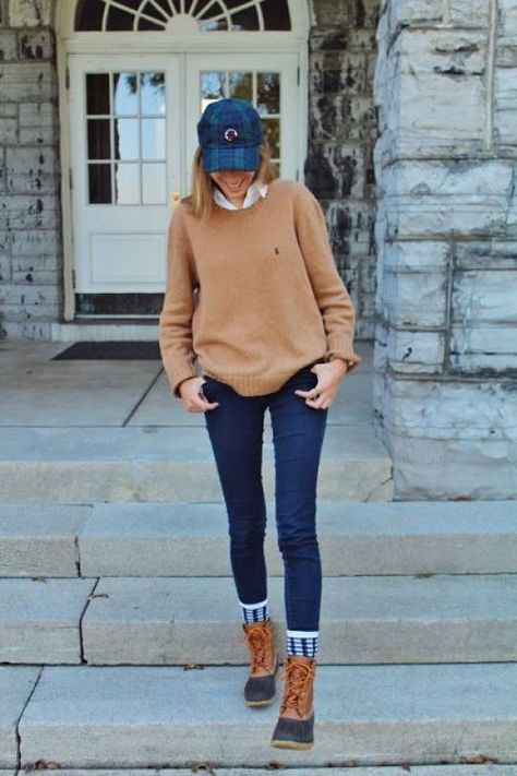 Duck boots are perfect for a preppy outfit! Adrette Outfits, College Outfits Winter, Preppy Winter, Preppy School, Stile Preppy, Outfits Preppy, Casual Chique, Casual Preppy Outfits, Looks Party