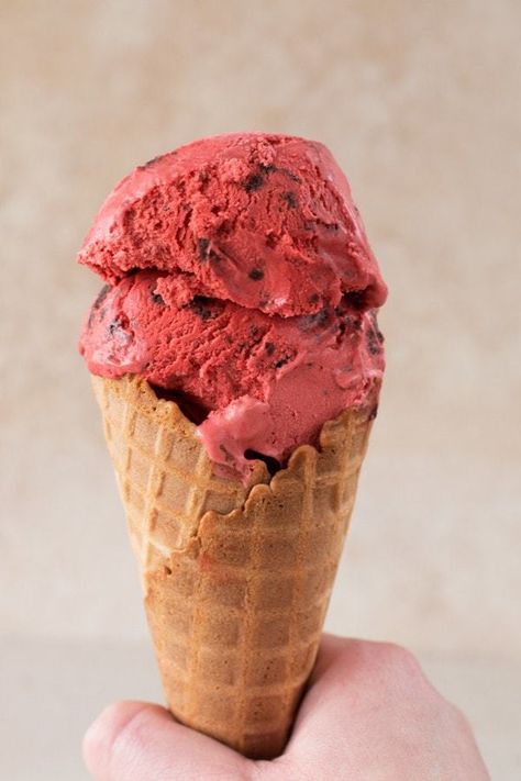 Red Velvet Ice Cream with Brownie Chunks Fine Desserts, Red Velvet Ice, Velvet Recipes, Frozen Things, Rainbow Foods, Es Cream, Southern Recipes Desserts, Red Velvet Ice Cream, Red Velvet Oreo