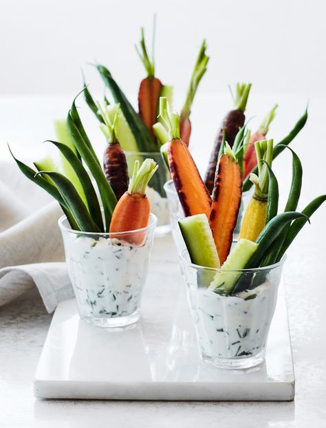 Crudités with Chive Crème Fraîche | Crisp, colorful vegetables make a light, refreshing Thanksgiving starter. Blanch the green beans just until crisp-tender, so they retain their bright green color. A great make-ahead dish! New Year's Eve Appetizers, Creamed Cucumbers, Colorful Vegetables, Creme Fraiche, Glass Vases, Williams Sonoma, Appetizer Snacks, Finger Foods, Appetizer Recipes