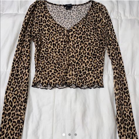 Trendy Cheetah/Leopard Print Long Sleeve Crop Top! Just Like New And Never Worn! Super Cute And Easy To Style<3 #Forever21 #Cheetah #Leopard #Croptoo Cheetah Print Long Sleeve Under Shirt, Trendy Long Sleeve Leopard Print Top, Early 2000s Cheetah Print, Cheetah Top, Cheetah Print Shirts, Affordable Leopard Print V-neck Top, Forever21 Tops, Forever 21 Tops, Cheetah Print